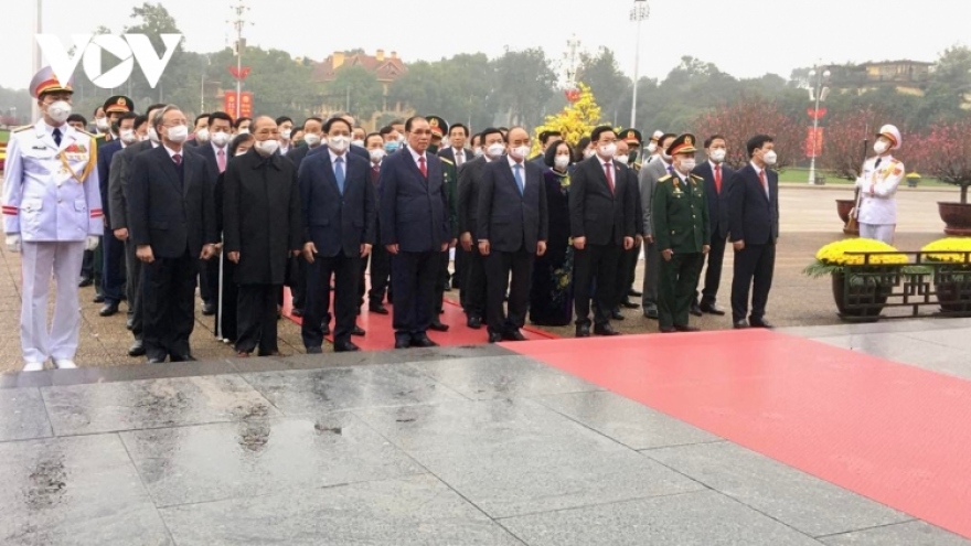 Party, State leaders pay floral tribute to late President Ho Chi Minh
